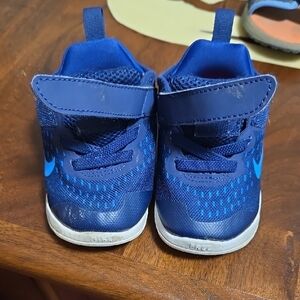 5 Boys Nike Kids Navy and Royal Blue Velcro Sneakers